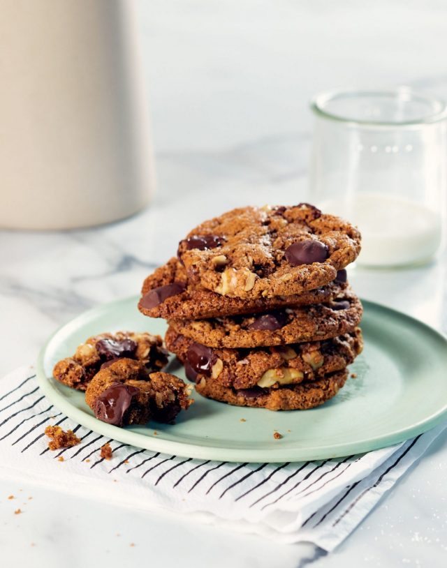 These chocolate chip cookies are gluten free, refined sugar free and dairy free. Optional vegan with a chia egg!