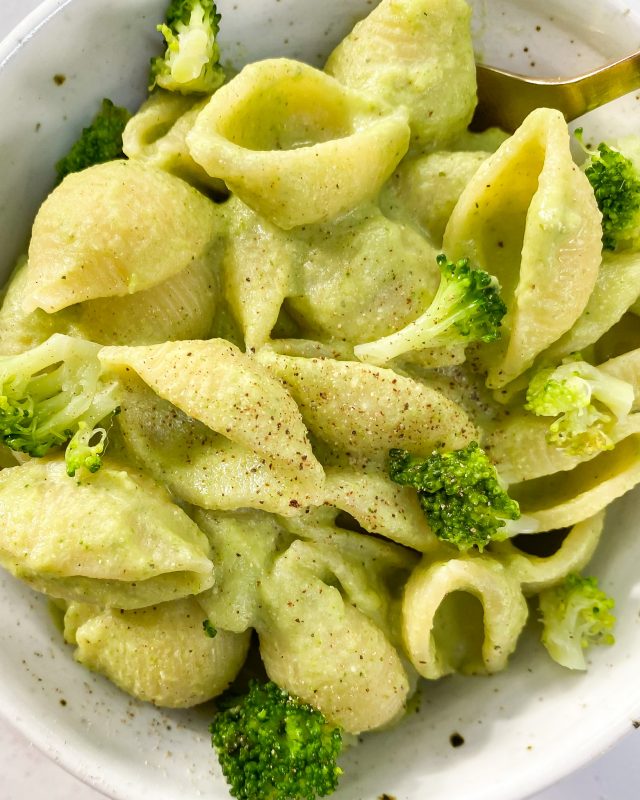 3-ingredient healthy and dairy-free broccoli alfredo pasta